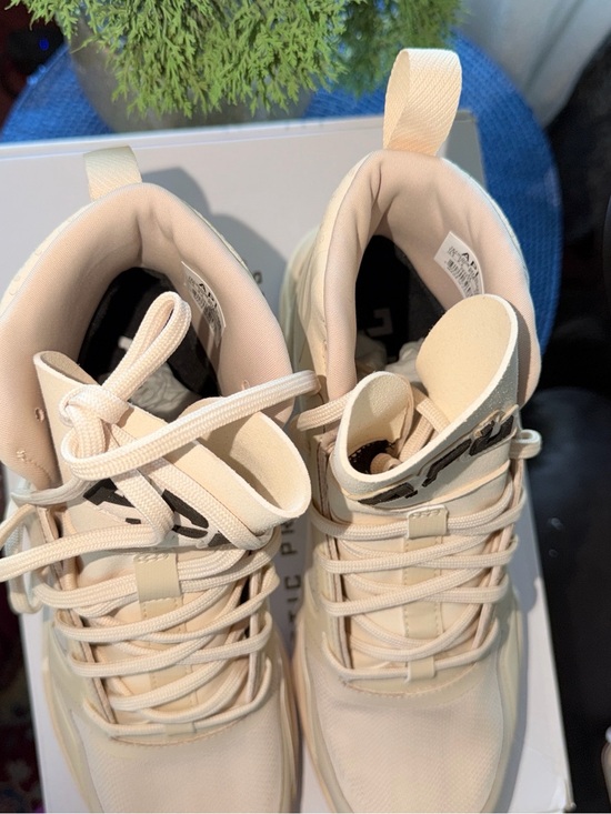 Athletic_Shoes